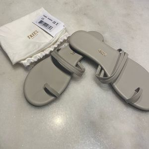 NWT- Tkees Leah Sandal, size 8, light gray